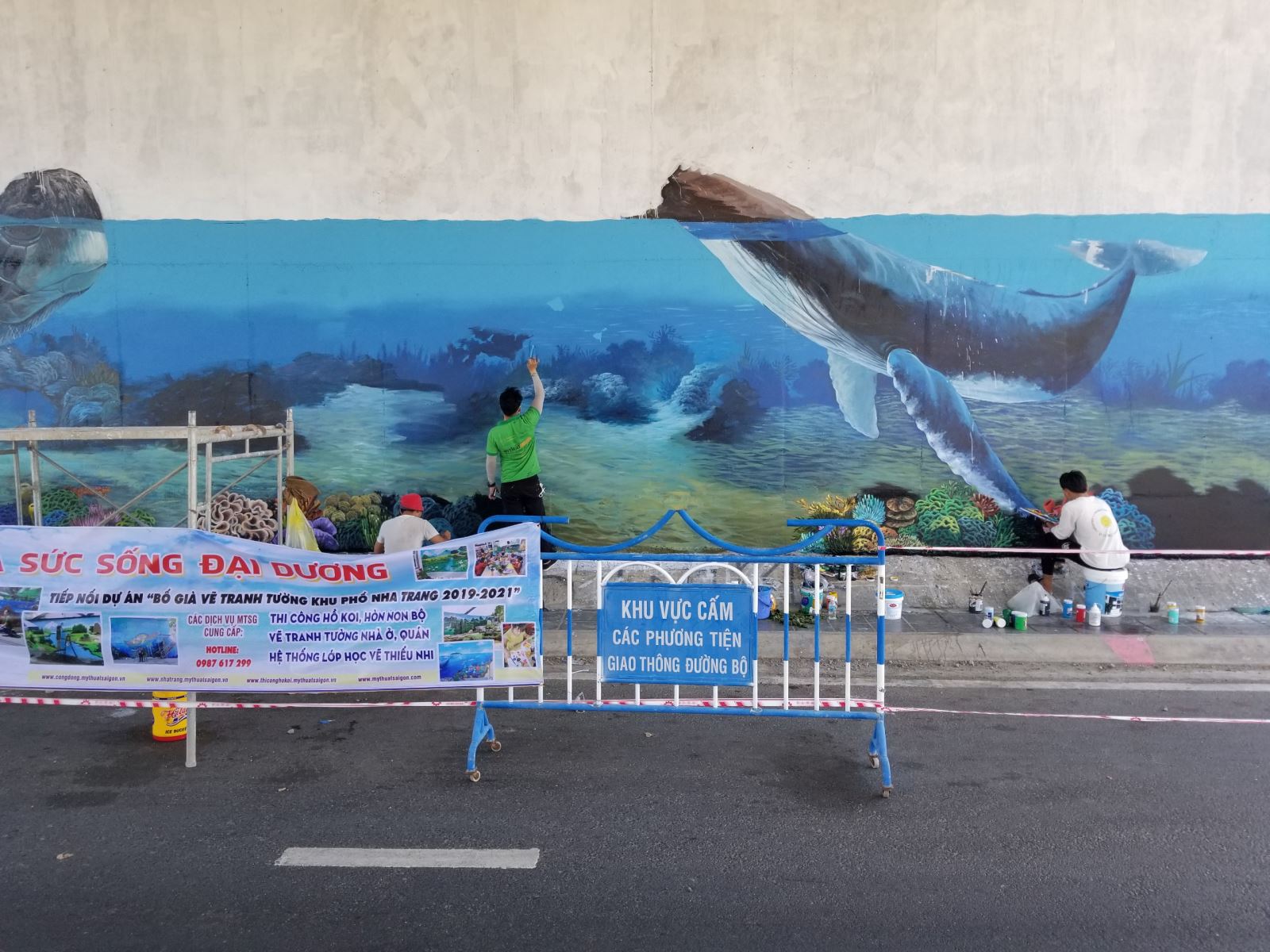 Bố Già vẽ tranh tường khu phố miễn phí Nha Trang - bích họa đại dương